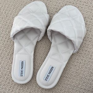 New/ Steve Madden Perrie Bone colored Quilted Women's Slides. Size 10
